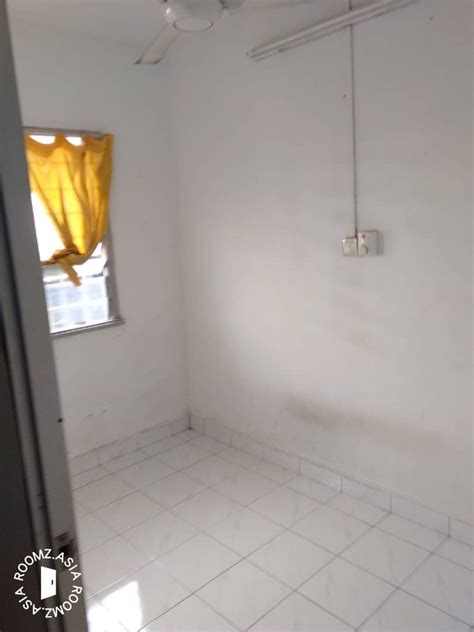 Partially furnished room for rent for rm 300 per month at sungai buloh, selangor. Bilik Sewa Damansara Damai , Sungai Buloh , - Roomz.asia