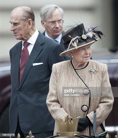 Queen Elizabeth Ii Unveils A Jubilee Greenway Disc Outside Buckingham