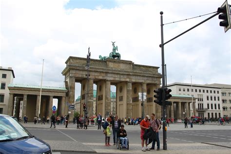 The Brandenburg Gate History And Photos Earths Attractions