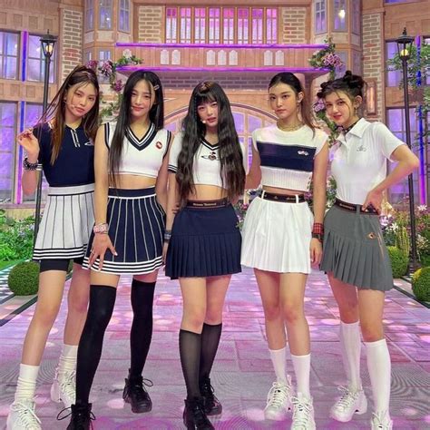 New Jeans Ot5 Kpop Fashion Outfits Stage Outfits Kpop Girl Groups Kpop Girls Grunge New