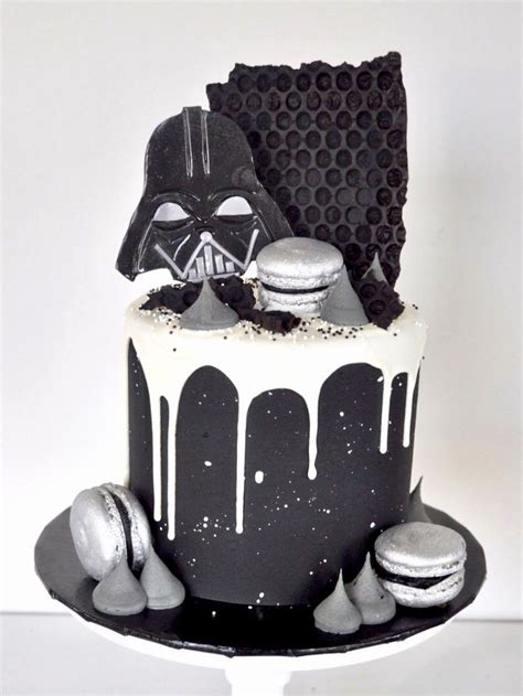 Mit der einzigen original star wars kuchenform von close up kein problem. Darth Vader black and silver cake (com imagens) | Bolo de ...