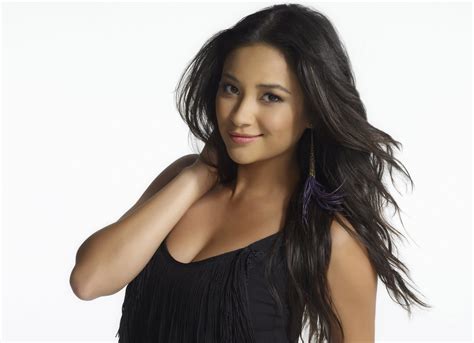 Shay Mitchell Proud Of Her Filipino Roots