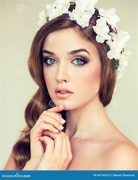 Belle Fille Avec Une Guirlande Des Fleurs Sur Sa Tête Image stock