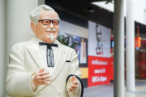 Foto Jatuh Bangun Kolonel Sanders Pendiri KFC Yang Sukses Saat Usia