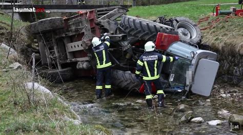 Traktor Stürzte Bei Unfall In Die Laudach Laumatat Media Eu