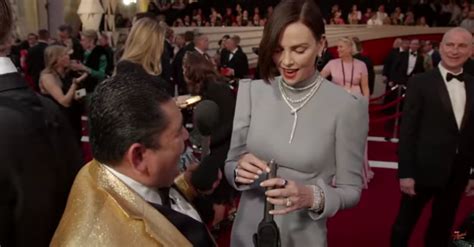 Jimmy Kimmels Sidekick Imponerer Oscar Stjernerne Med Indsmuglet Alkohol På Den Røde Løber Nyhed