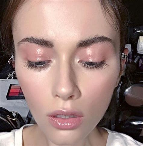 Glossy Lids Try This Sleek And Sexy Makeup Look For Winter 2017