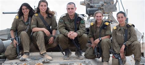 Auch von der mutter seines freundes. Israel - Erstmals vier weibliche Panzerkommandanten ...