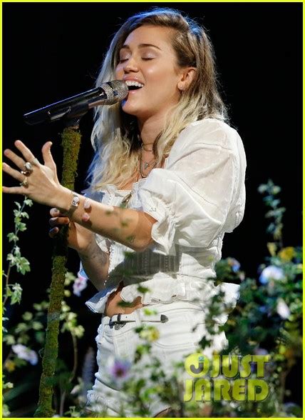 Miley Cyrus Performs Malibu On The Voice Finale Watch Now Photo