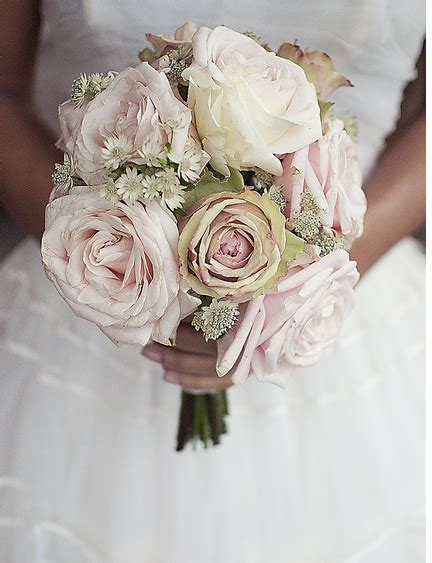 Vintage Bridal Bouquet With White And Light Rosespng