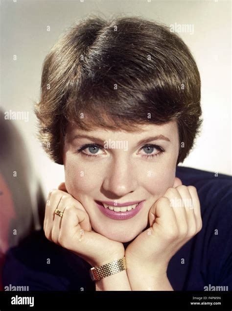 Julie Andrews In The 60s Stock Photo 89009361 Alamy