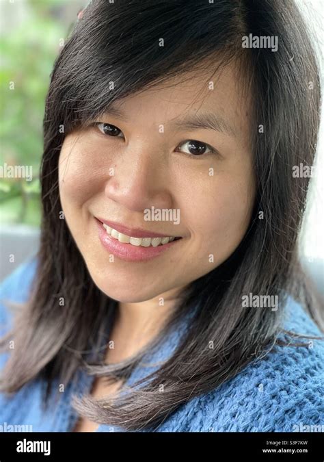 Retrato De Una Chica Filipina Asiática Con Negro Largo Pelo Sonriendo Fotografía De Stock Alamy