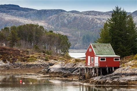 传统红色村庄房子在瑞典 库存照片 图片 包括有 环境 文化 云彩 风景 村庄 沉寂 红色 107130602
