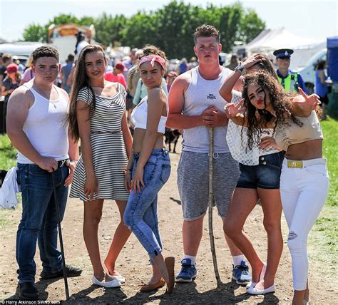 Thousands Of Travellers Descend On The Appleby For The Biggest Gipsy Fair In Europe Daily Mail