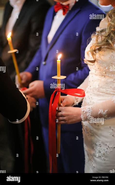 El Novio Y La Novia En La Iglesia Cristiana Ortodoxa Fotografía De