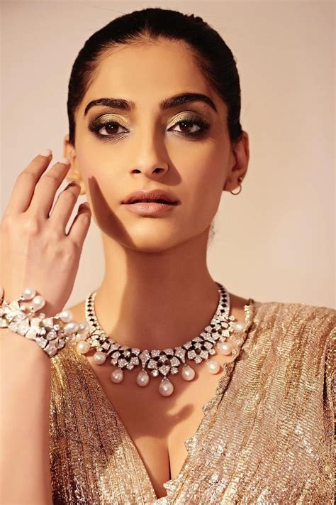2 Bollywood Makeup Artists Share Their Tips To Get Your Glow On For