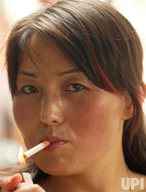 Photo Chinese Woman Smokes Pek2006071402