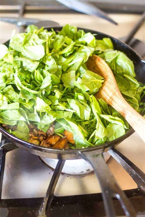 Once the meat has browned, add the garlic, tomato paste, mushrooms. Keto Ground Beef and Spinach Skillet