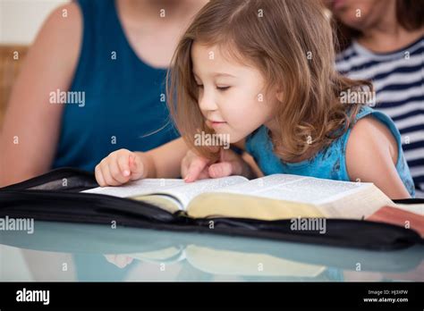 Familia Joven Estudiando La Palabra De Dios Fotografía De Stock Alamy