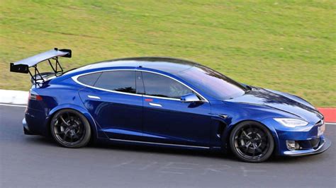 Electric cars, giant batteries and solar. Sulle Tesla Model S del Nürburgring spunta un enorme ...