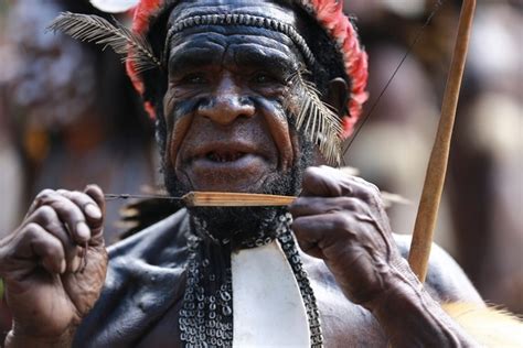 Tifa biasanya digunakan untuk mengiringi acara penyambutan tamu, pesta adat. 6 Alat Musik Tradisional Khas Papua yang Patut Untuk Lo Ketahui!