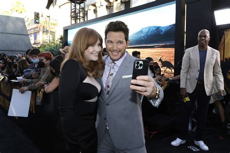 jurassic world dominion s chris pratt on love for bryce dallas howard syfy wire