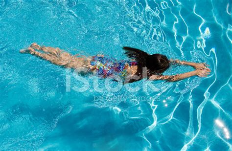 Chica Nadando En Una Piscina Fotografías De Stock