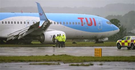 Leeds Bradford Airport Tui Plane Skids Off Runway And Airport Shuts