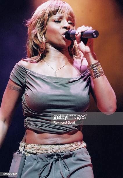Mary J Blige 1990 Photos And Premium High Res Pictures Getty Images
