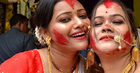 Sindoor Khela Details In Hindi दशहरे के त्योहार पर क्यों मनाया जाता