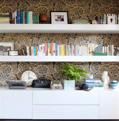 Add Wallpaper To Your Bookcase For An Instant Style Upgrade Decoração