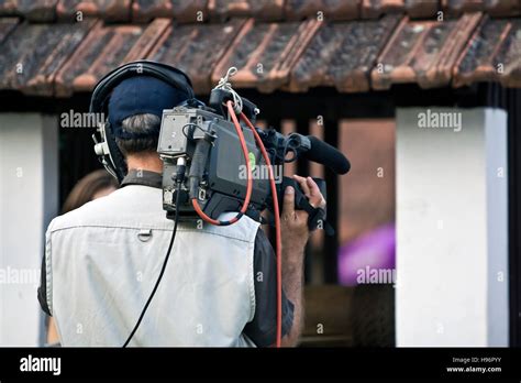 Professional Tv News Cameraman Stock Photo Alamy