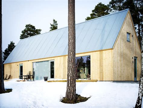 Het is duidelijk dat de architect, van de bouwheer de opdracht heeft gekregen het beste van twee werelden te combineren in één villa. Modern landelijk wonen in Zweden | HOMEASE
