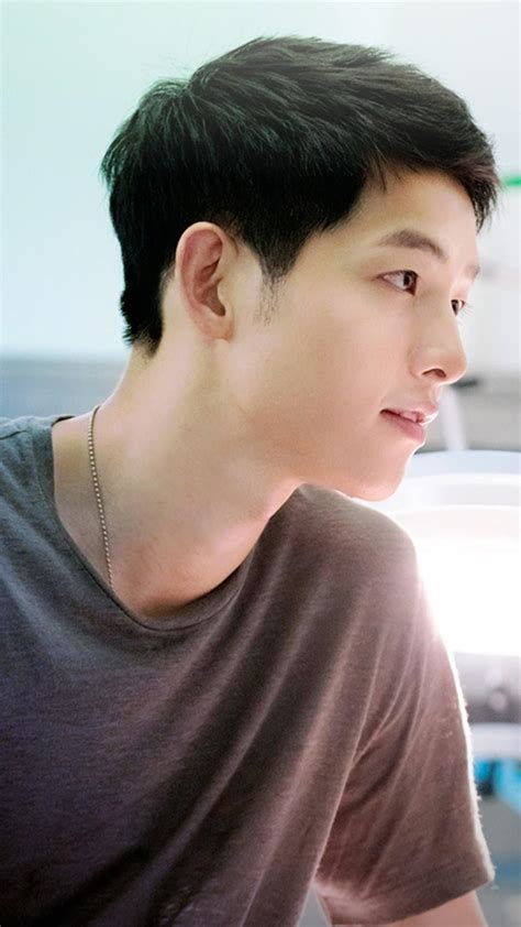 Captain yoo shi jin, team leader of the special warfare command unit, meets kang mo yeon, a volunteer doctor with doctors without borders. Descendants of the Sun Wallpapers for iPhone - Apple Lives