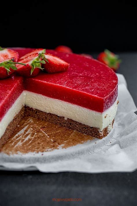This no bake white chocolate strawberry mousse cake is a delicate and elegant summer dessert, refreshing and most of all really flavorful. Ciasto z musem z białej czekolady i truskawkami ...