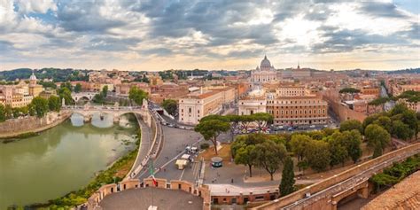 Maravillosa Vista Aérea Panorámica De Roma Con El Río Tíber Y La