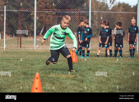 Soccer Drills The Slalom Drill Youth Soccer Practice Drills Young