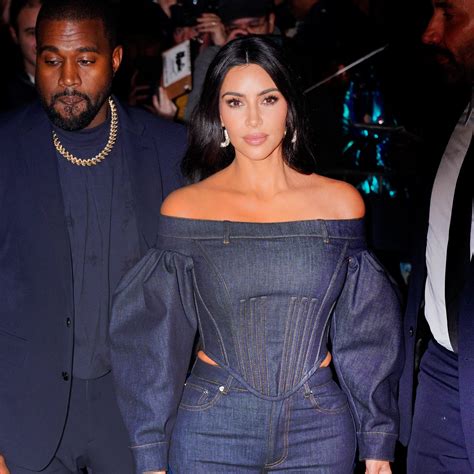 Kim Kardashian Lleva Una Falda Nude De SKIMS En Nueva York Vogue