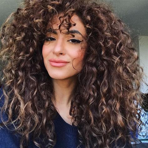 12 Genius Ways For Curly Haired Girls To Show Their Curls Extra Love Mechas Cabelo