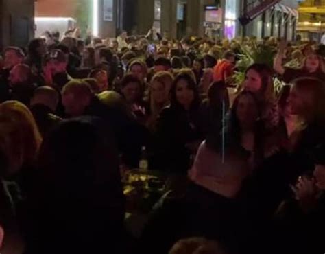 Mladi se okupili u centru Zagreba i pjevali hit Mate Bulića ostali