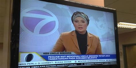 Ras adiba radzi, a newscaster in malaysia, is paralyzed from the waist down. Personaliti TV, Ras Adiba Radzi Kini Tampil Bertudung