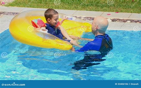 父亲和儿子游泳池的 库存照片 图片 包括有 乐趣 浮动 反映 兄弟 白种人 父亲 玩具 空白 33406106