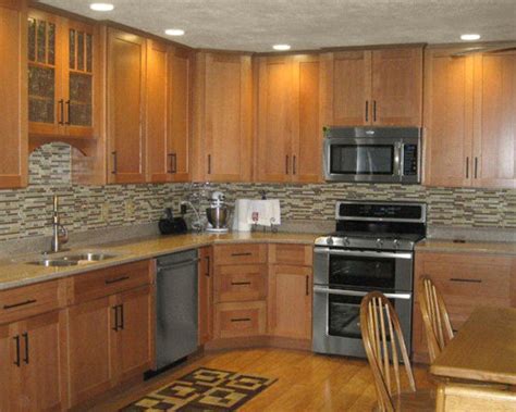 Whether your kitchen is a throwback or brand new, decorating with oak cabinets and white appliances is easier than you think. Oak Kitchen Cabinets Home Design Ideas, Pictures, Remodel ...
