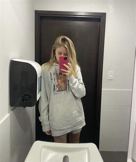 Chill Mirror Selfie Of Blond Girl Aesthetic Girls Mirror Mirror Pic Camera Shots Face Cover