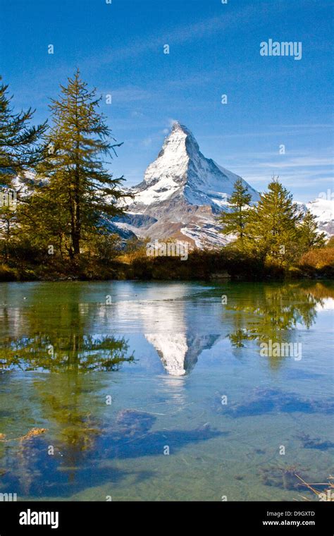 Das Matterhorn Spiegelt Sich Im Teils Vereistem Grindjesee Matterhorn