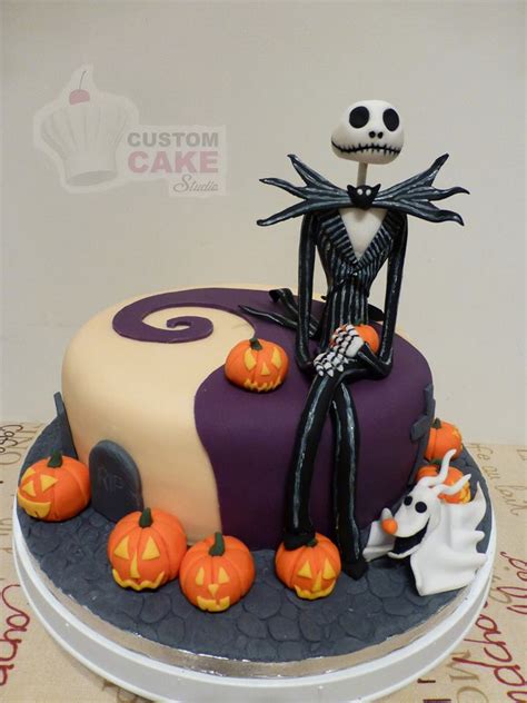 I saw this sweet nightmare before christmas cake when my instagram friend @ashesbashes posted a pic of it and i knew i had to share it! What an awesome cake!: Nightmare Before Christmas cake ...