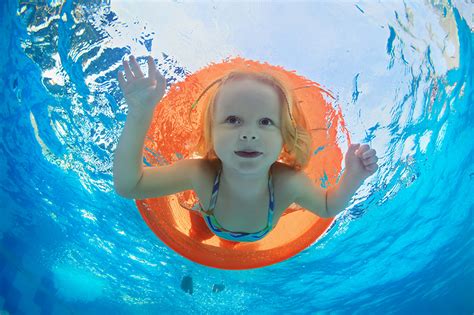 Картинки Дети Девочки Плавательный бассейн плывут лица Вода