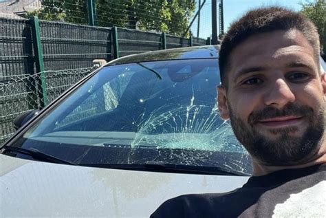 Έσπασε το παρμπρίζ του αυτοκινήτου ενός συμπαίκτη του ο Μίτροβιτς και έβγαλε selfie ant1 live