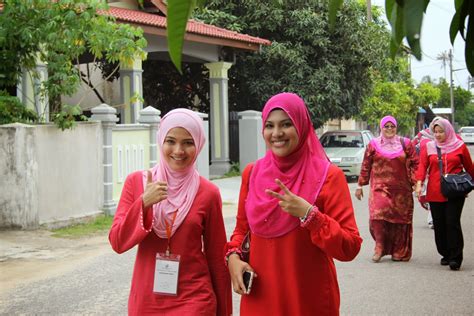 Around 165,000 umno delegates cast their votes across 191 divisions today. Zahida Zarik Khan: PRK Pengkalan Kubor - Hari Penamaan ...