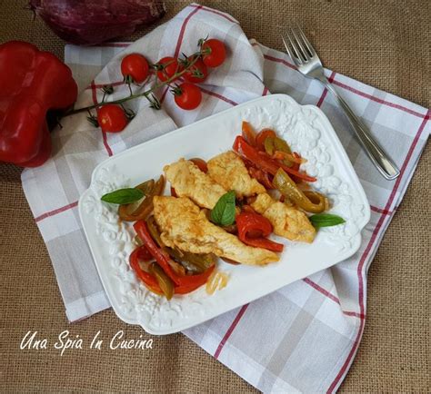 Se avete acquistato un petto di pollo intero, dividetelo a metà e da ogni fate scaldare in una padella un giro d'olio, con uno spicchio d'aglio intero sbucciato. Straccetti di pollo con peperoni in padella | Una spia in ...